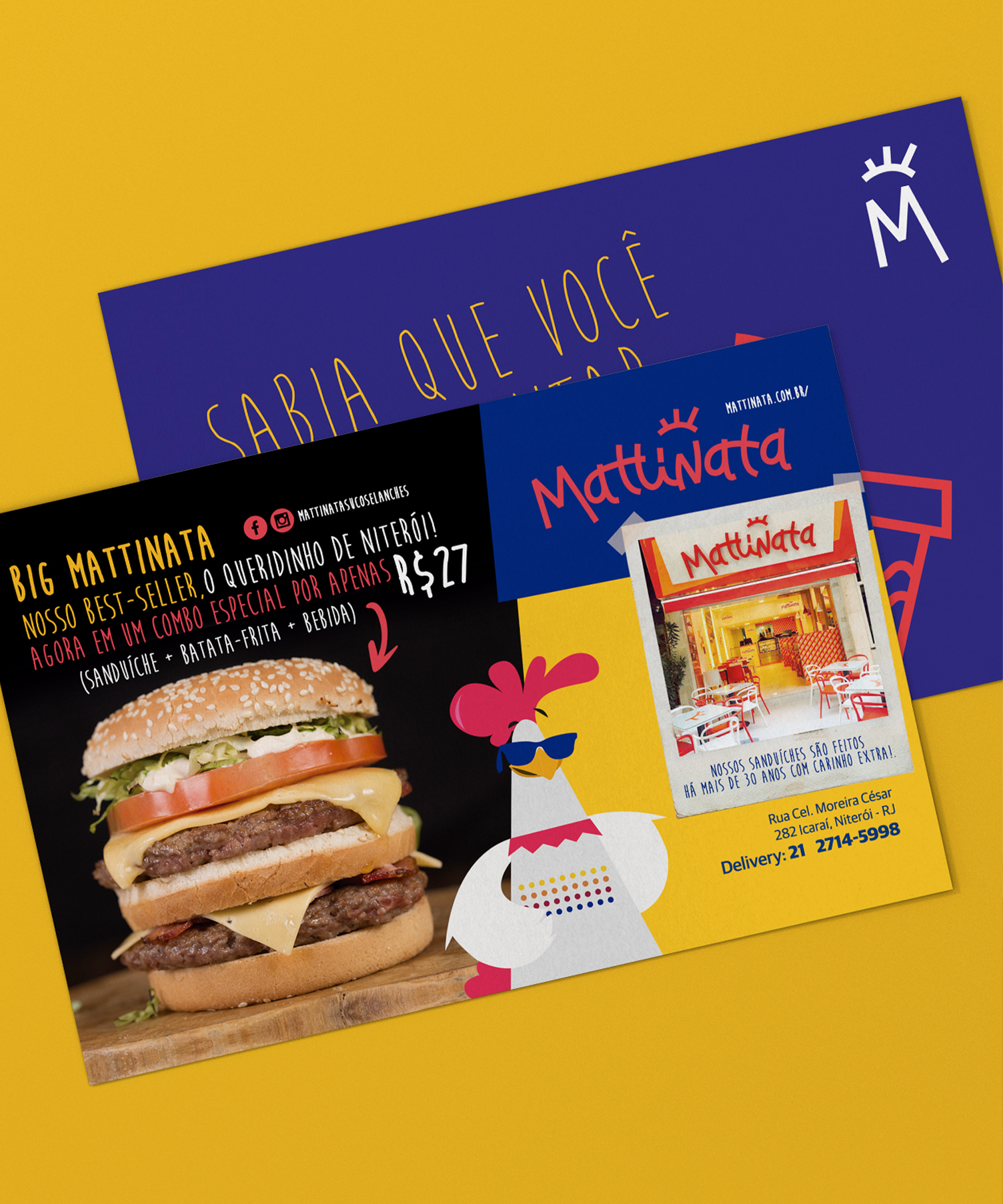 Uma pilha de panfletos com a foto de um hambúrguer e um frango