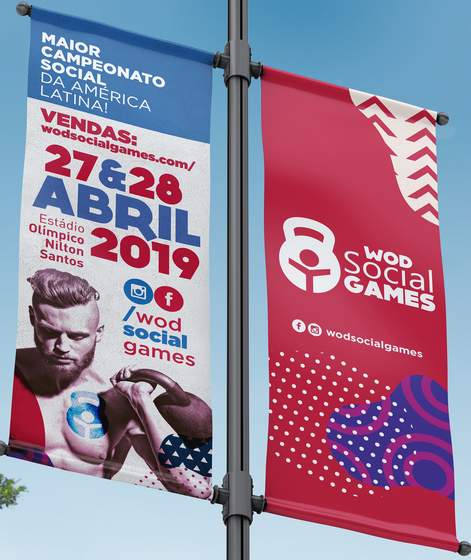 Dois banners estão pendurados em um poste para jogos sociais wod