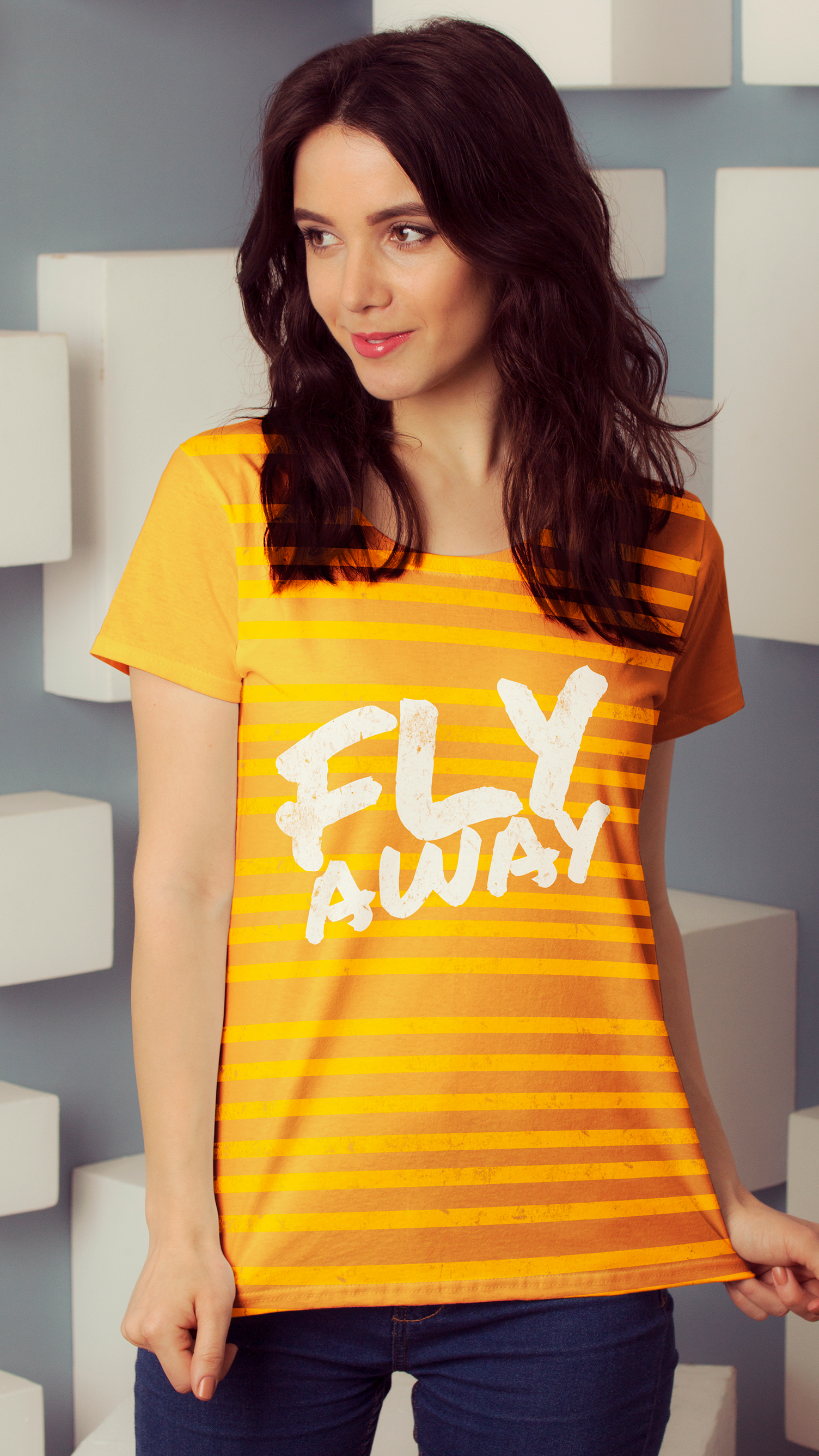 Uma mulher está vestindo uma camiseta amarela que diz voe para longe