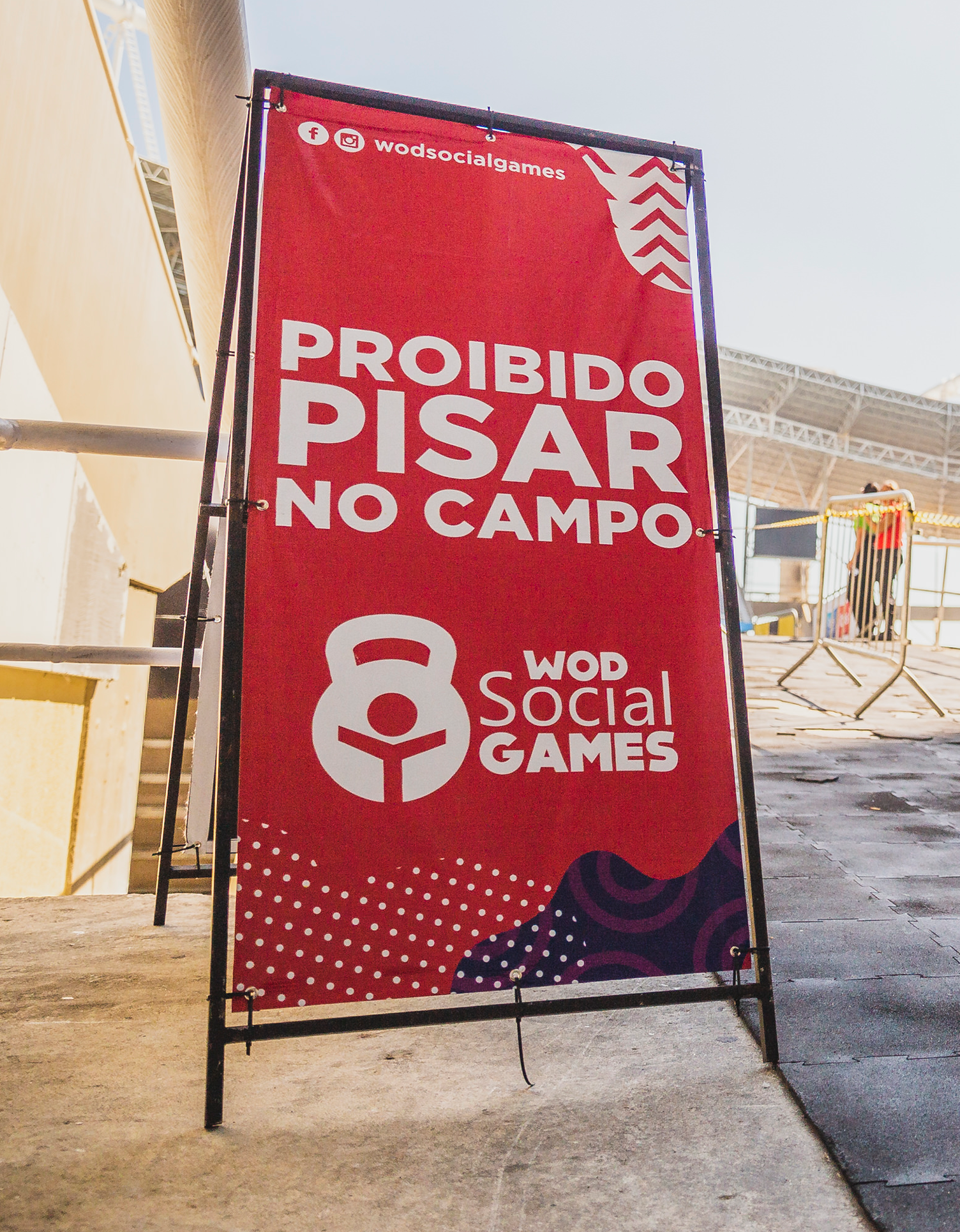 A red sign that says proibido pisar no campo