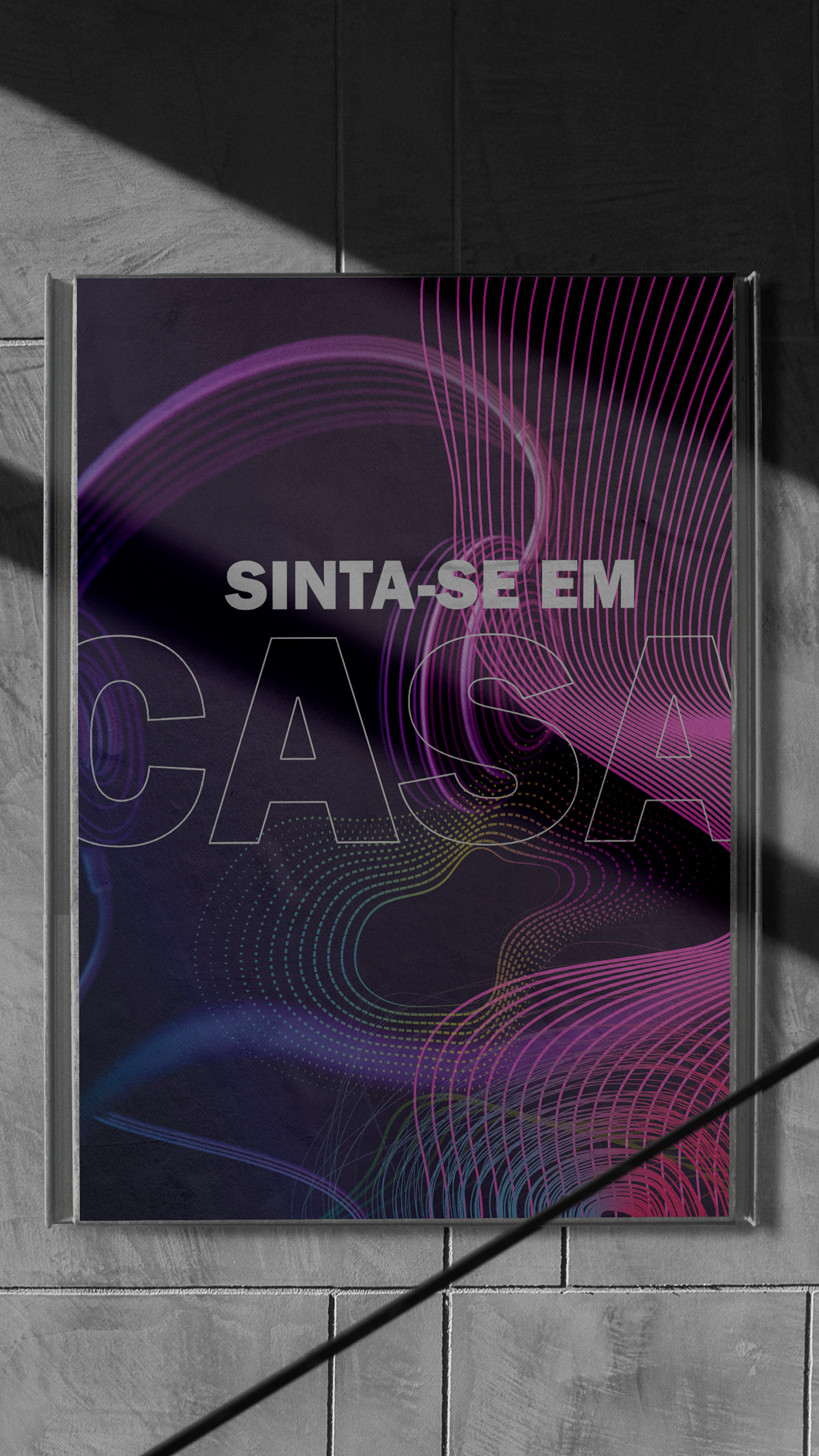 Boate Casa Um cartaz que diz sinta-se em está pendurado na parede