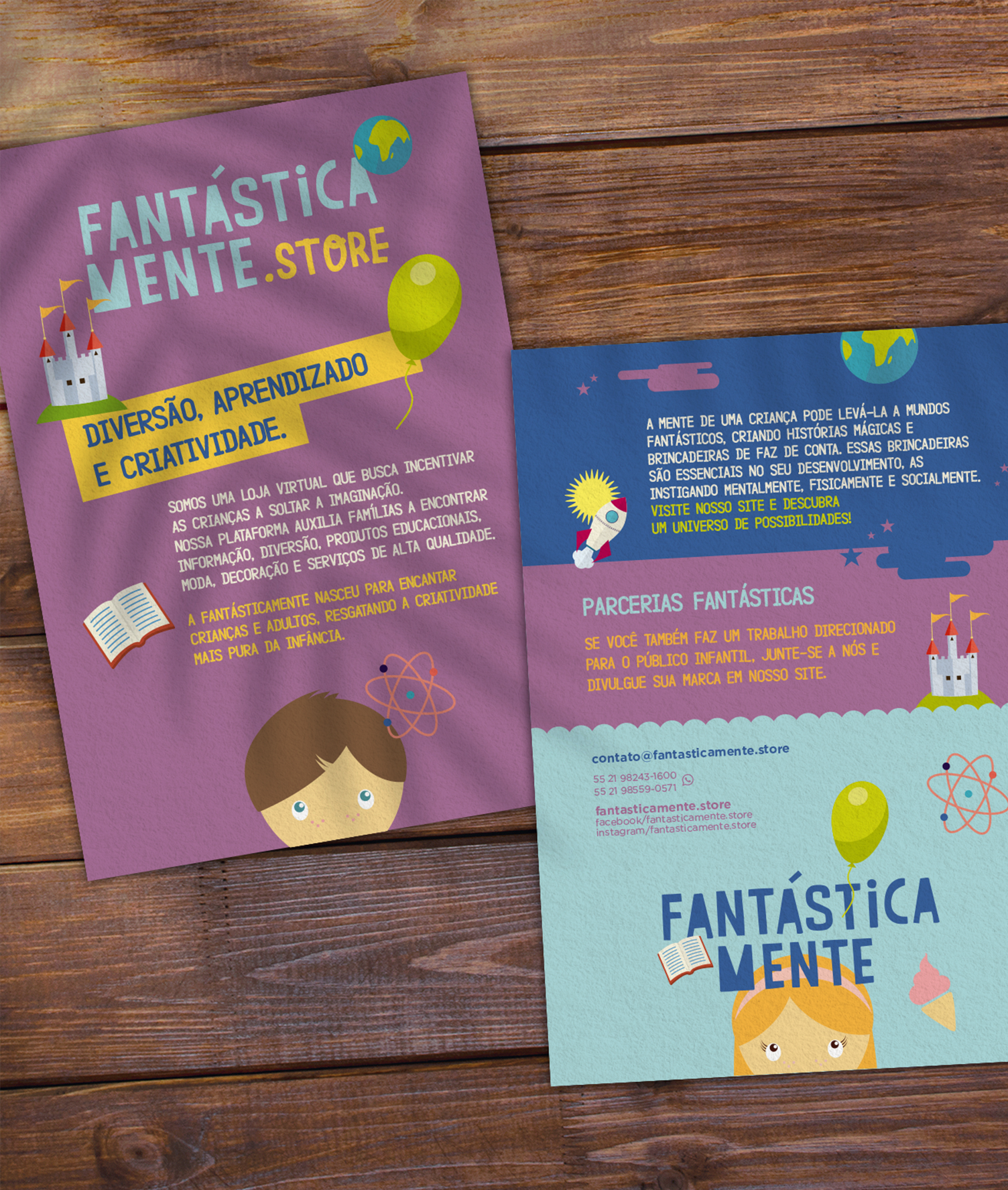 Dois folhetos da loja fantastica mente estão sobre uma mesa de madeira