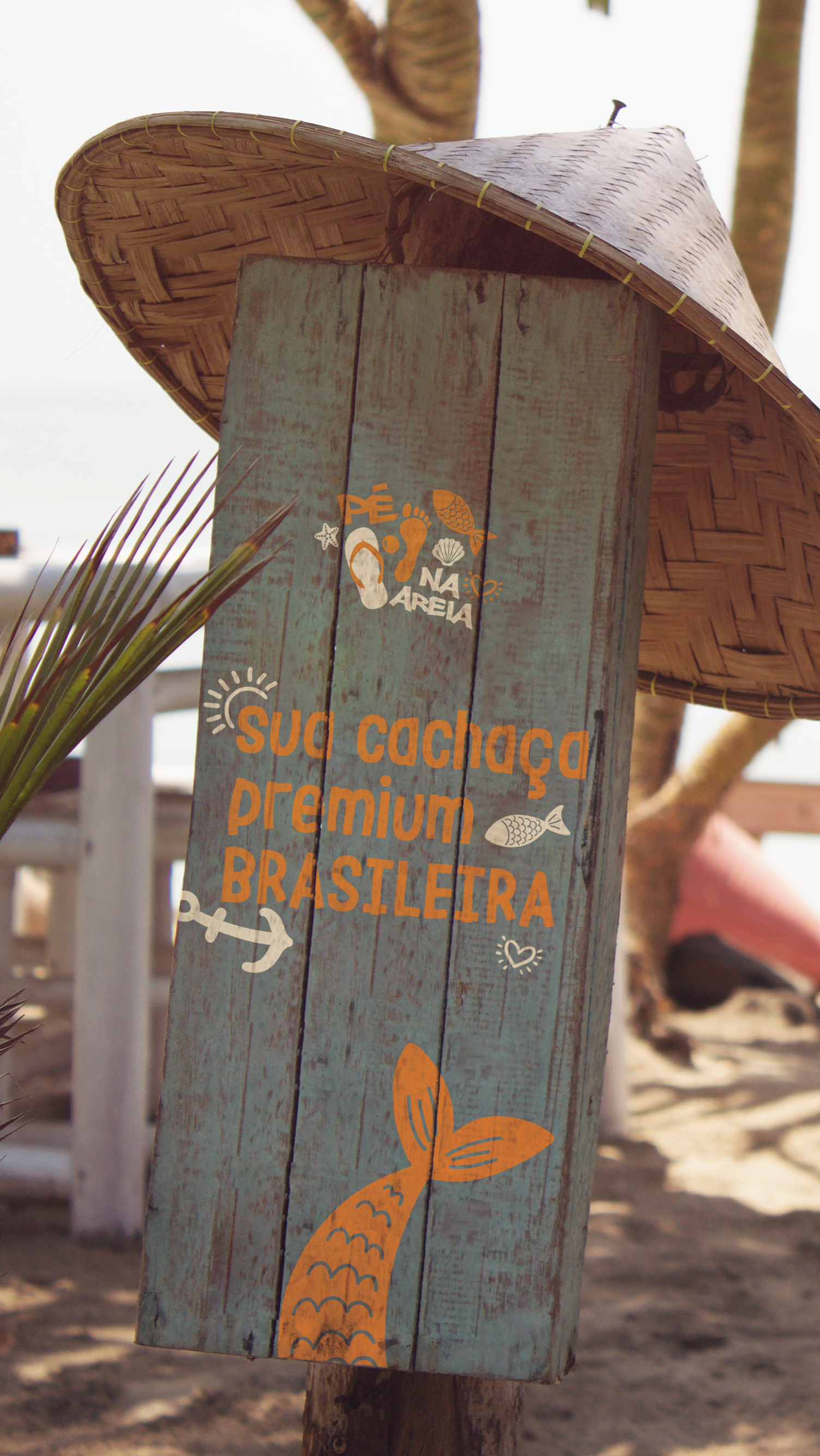 Pé na Areia Cachaça Um conjunto de pegadas com as palavras na areia