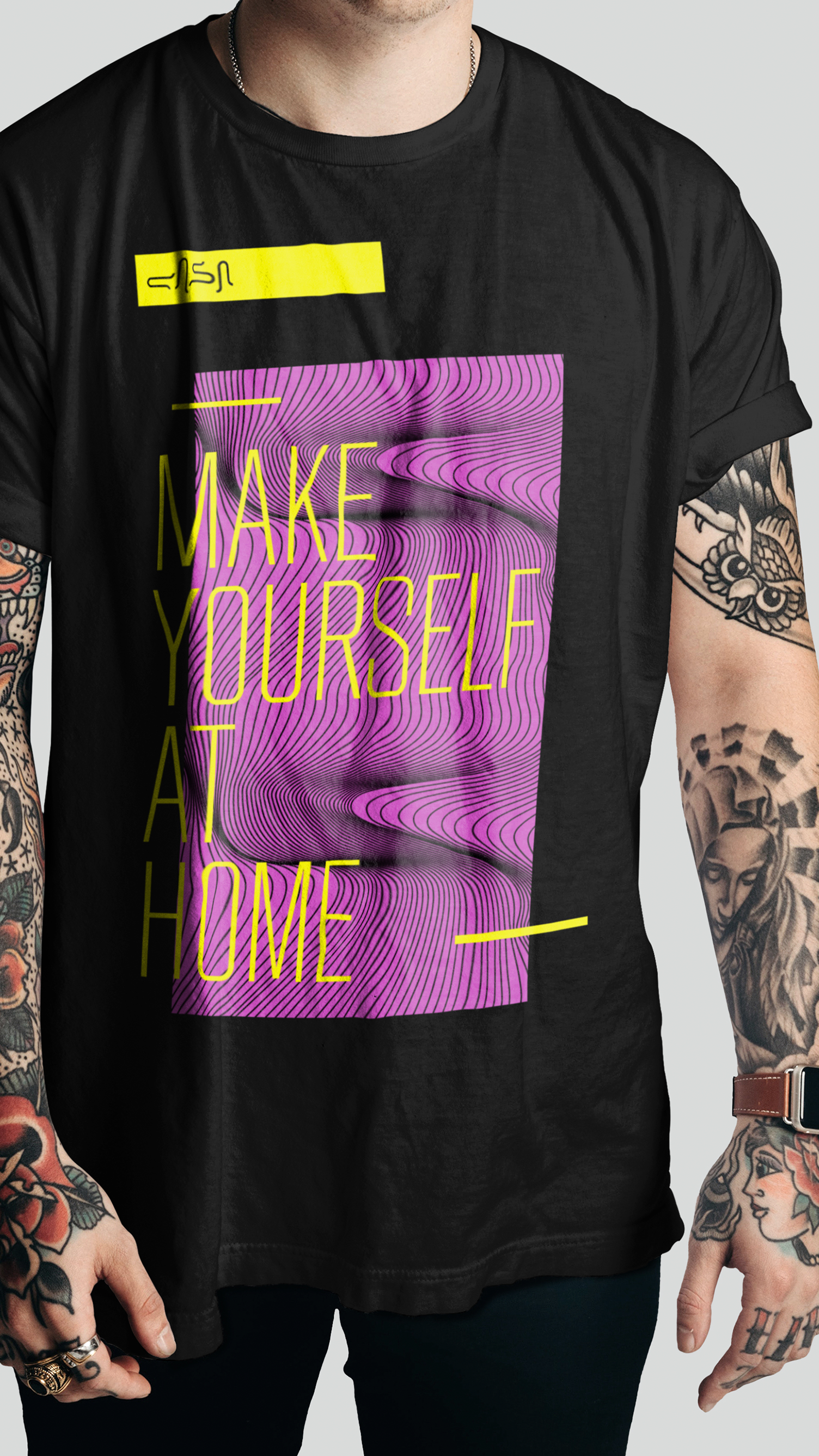 Boate Casa Um homem com tatuagens está vestindo uma camiseta preta que diz sinta-se em casa