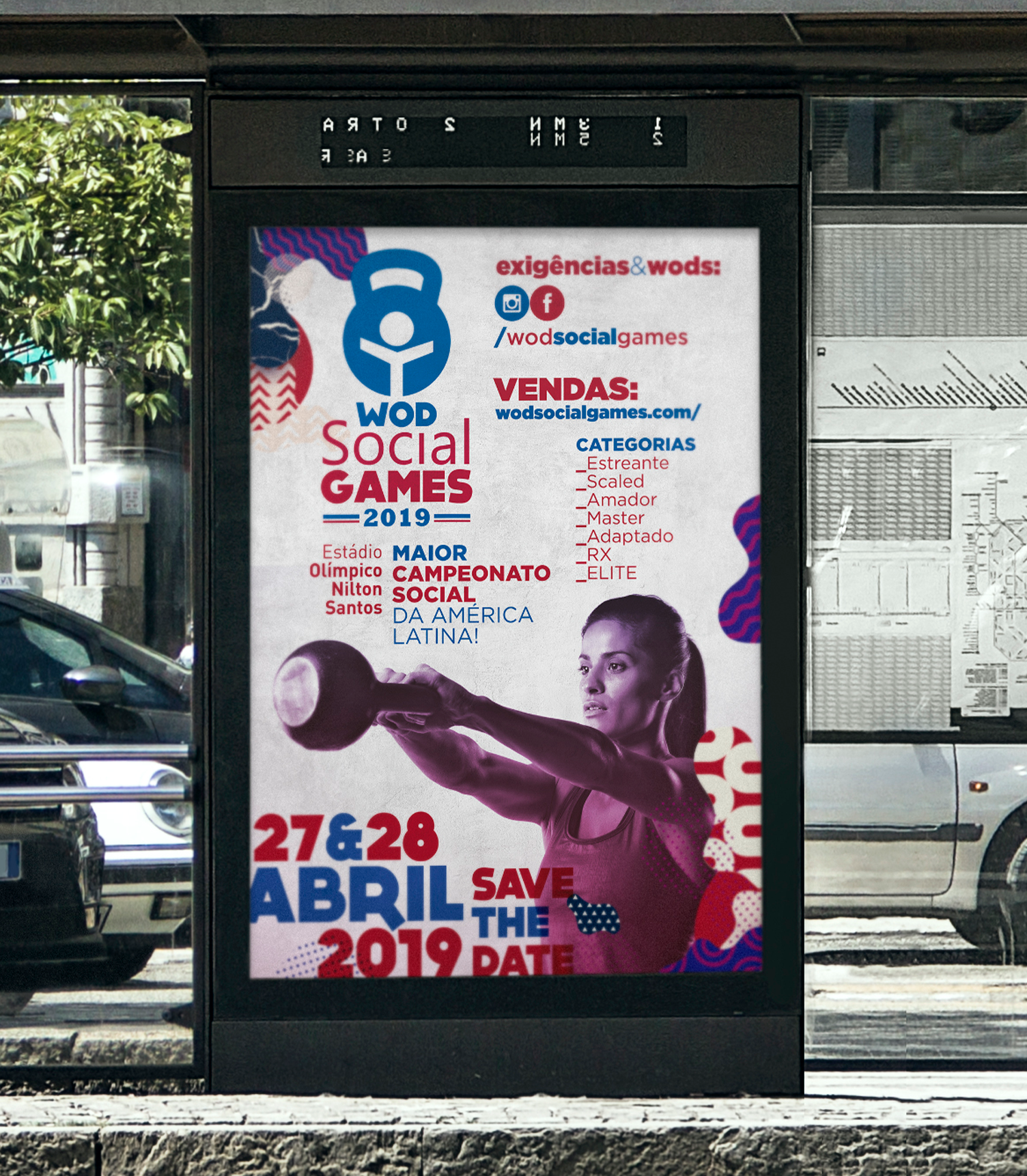 Um pôster para jogos sociais wod está em um ponto de ônibus