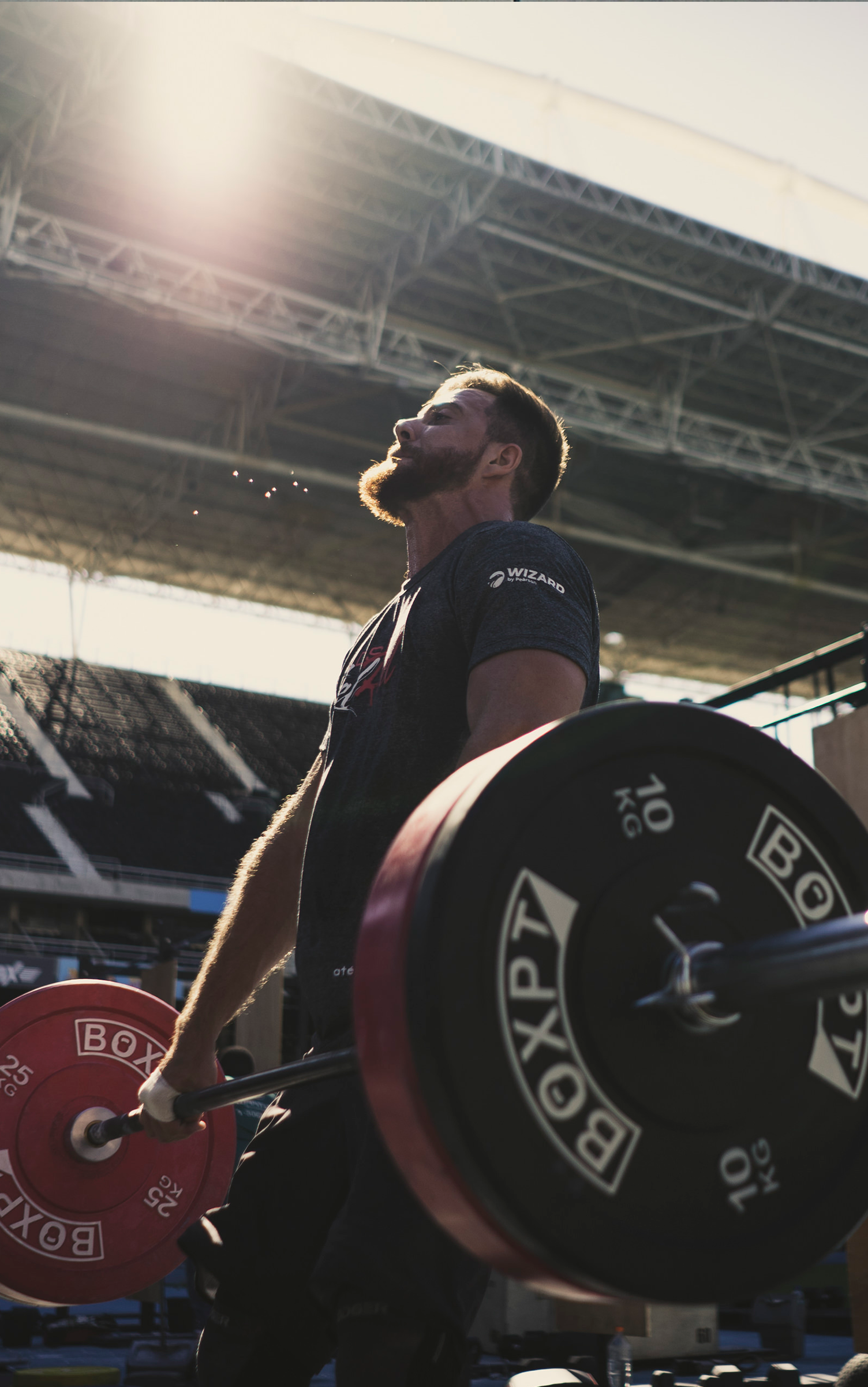 Wod Social Games Crossfit Um homem está levantando uma barra com a palavra caixa nela