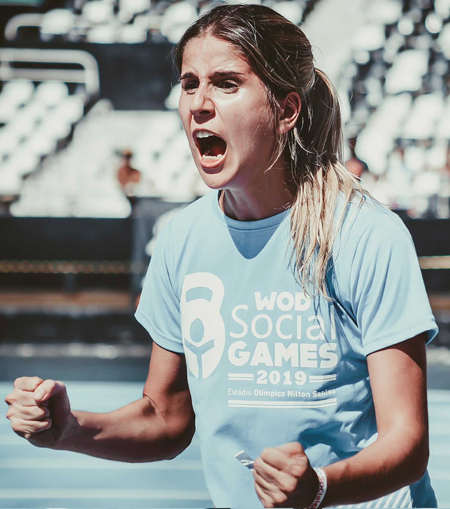 Wod Social Games Crossfit Uma mulher vestindo uma camisa azul que diz cortejar jogos sociais