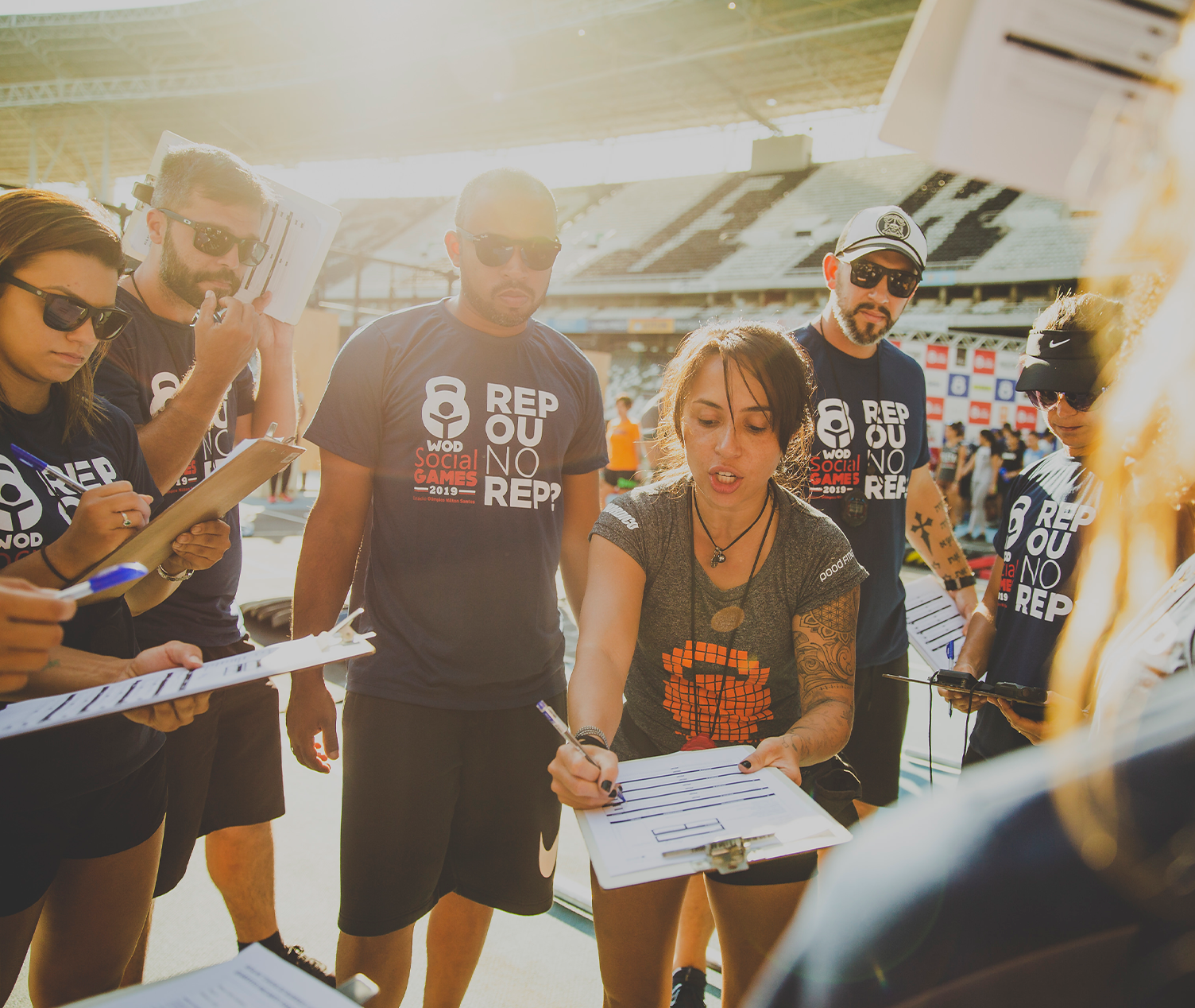 Wod Social Games Crossfit Um grupo de pessoas vestindo camisetas que dizem rep ou não
