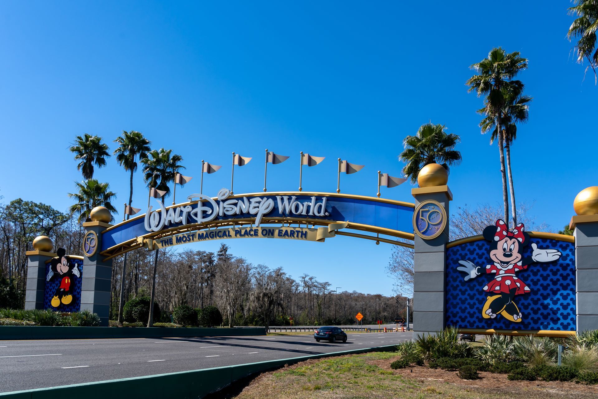 A entrada para a disney world fica na beira da estrada.