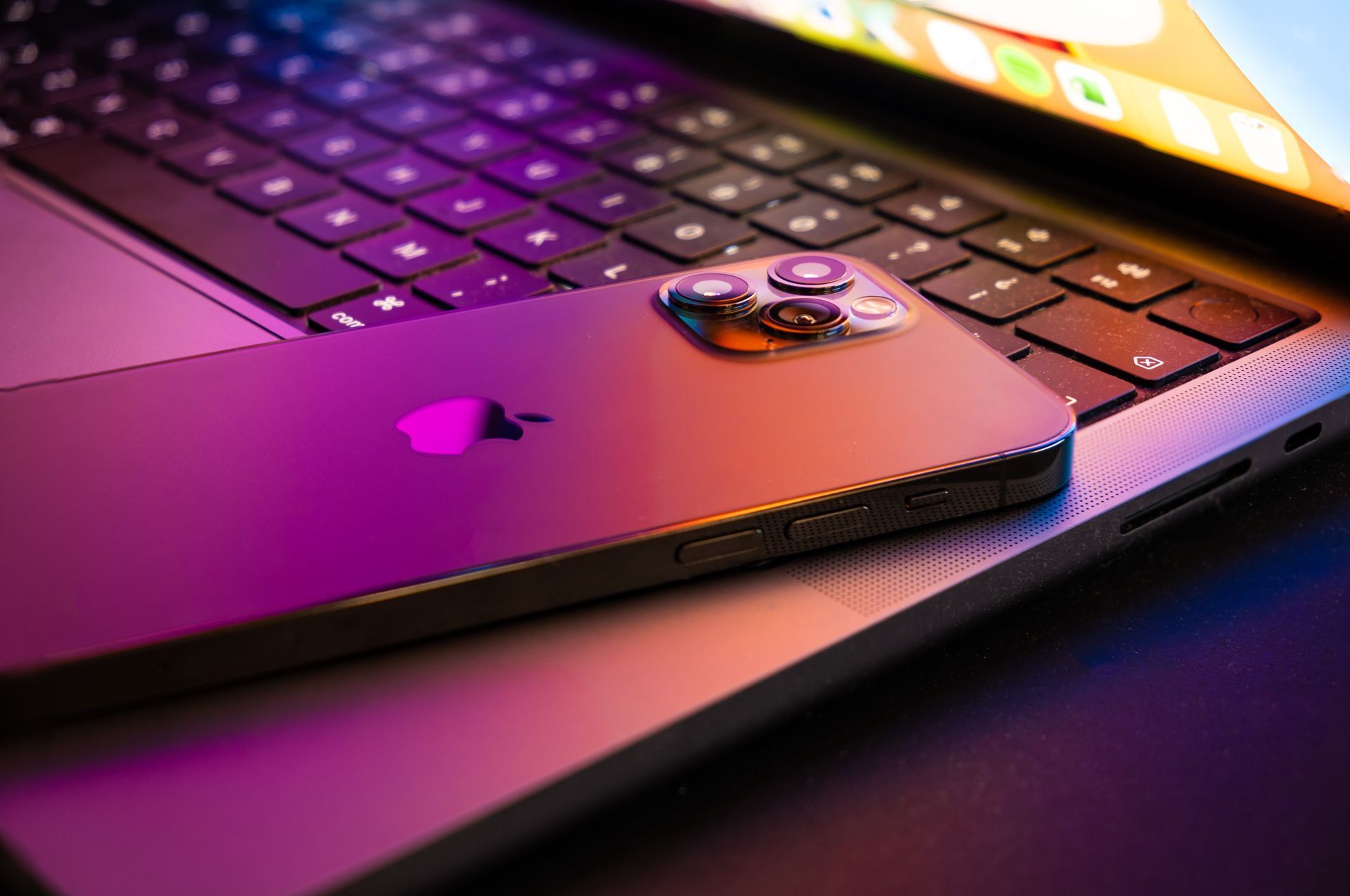 Um iphone da apple está em cima de um laptop.
