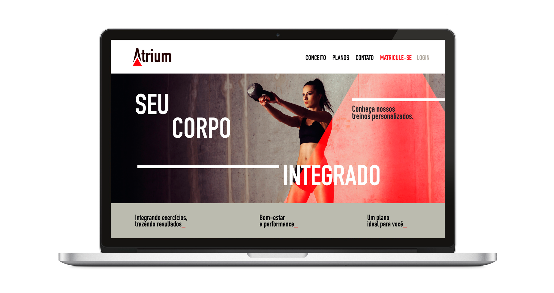 ATRIUM Um laptop com uma mulher segurando um kettlebell na tela.