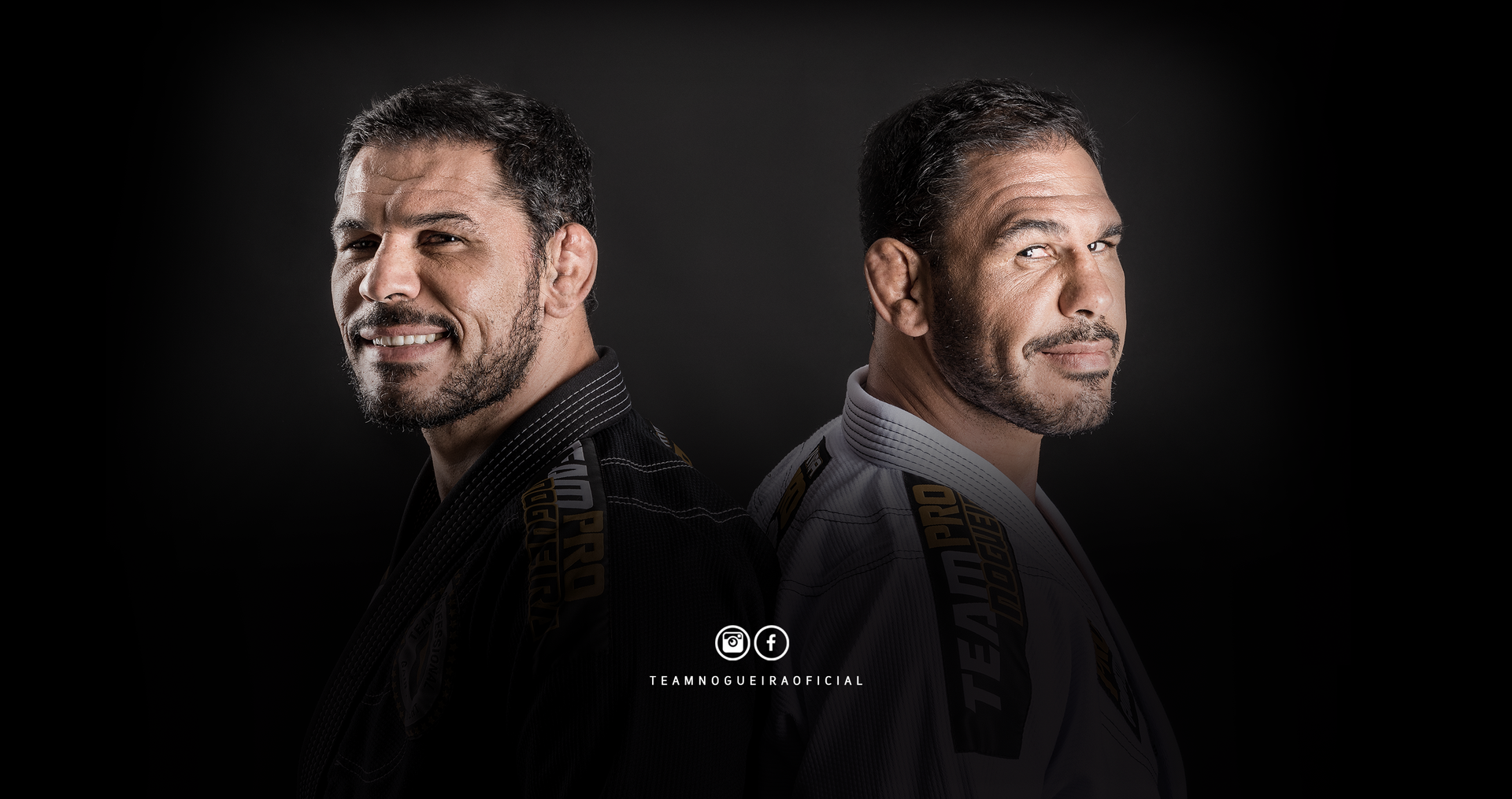 Dois homens estão de pé, um ao lado do outro, sobre um fundo preto.