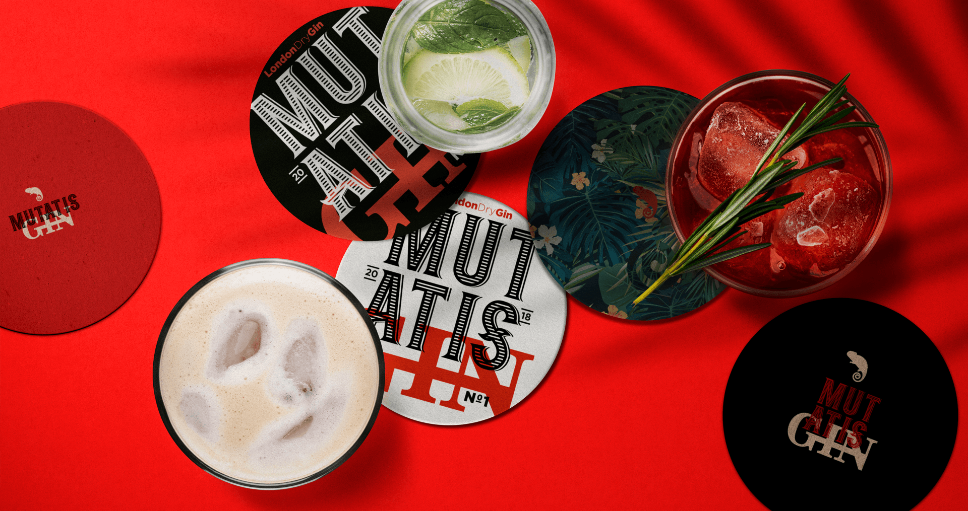 Uma mesa coberta com uma variedade de bebidas e porta-copos.
