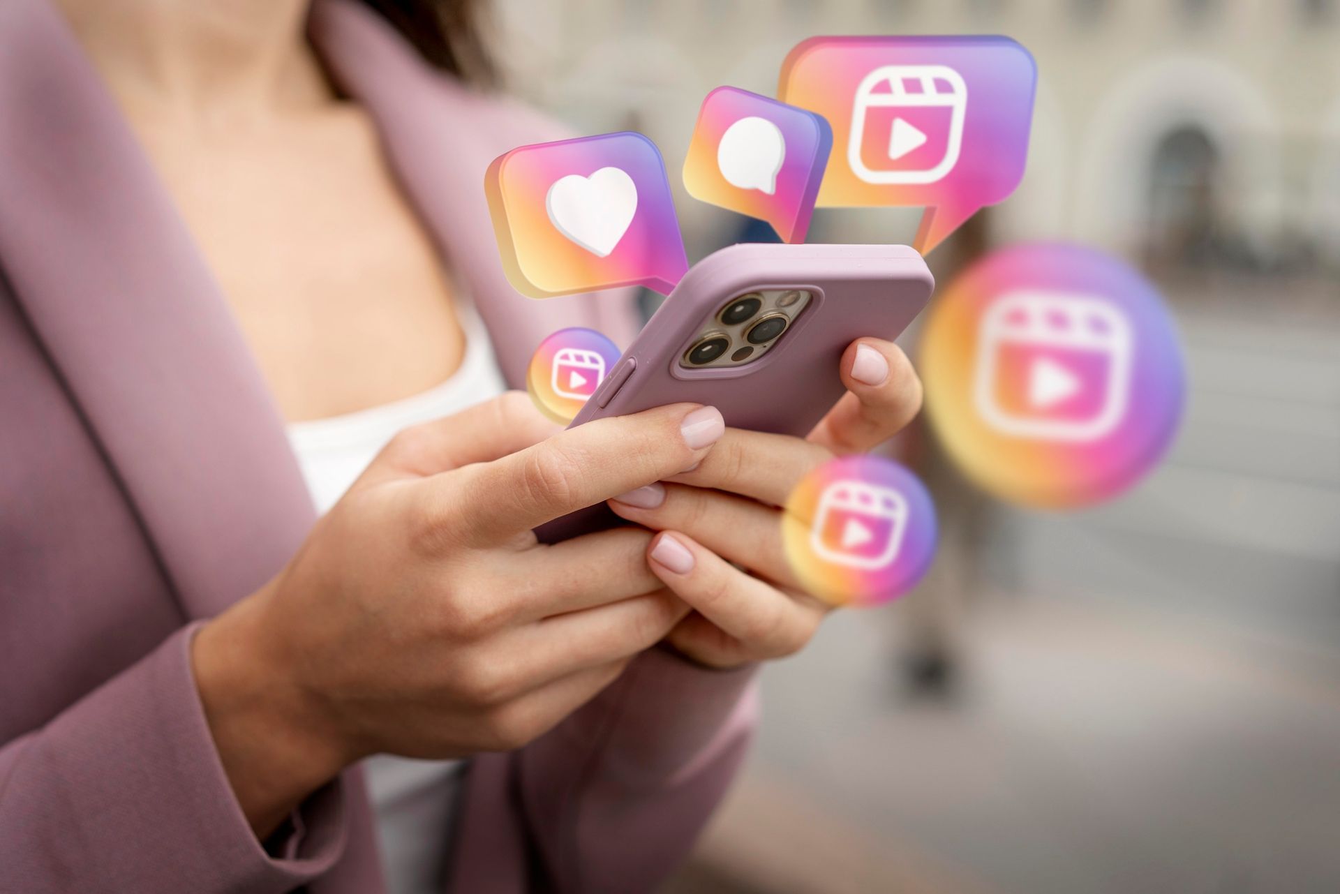 Uma mulher está segurando um celular com ícones do Instagram saindo dele.