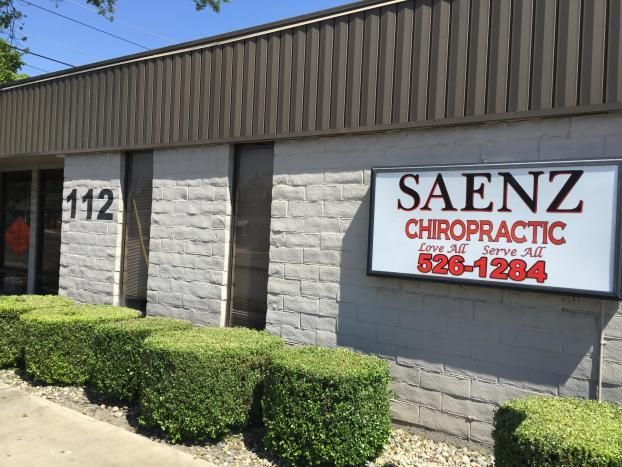 A building with a sign that says saenz chiropractic