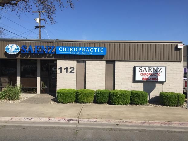 A building with a sign that says saenz chiropractic on it