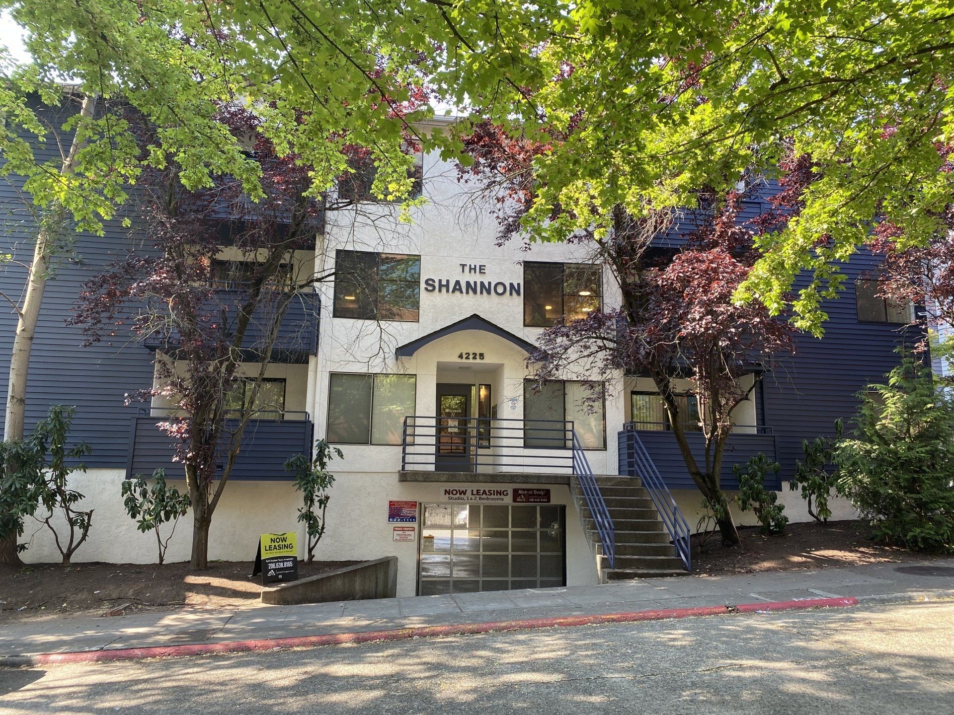 A blue and white building with the word shannon on it