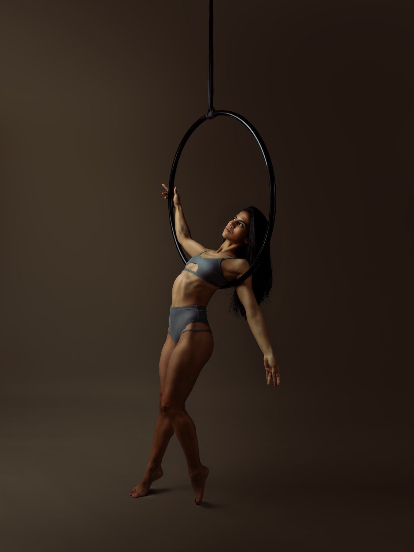 Une femme fait une pole dance sur une barre.