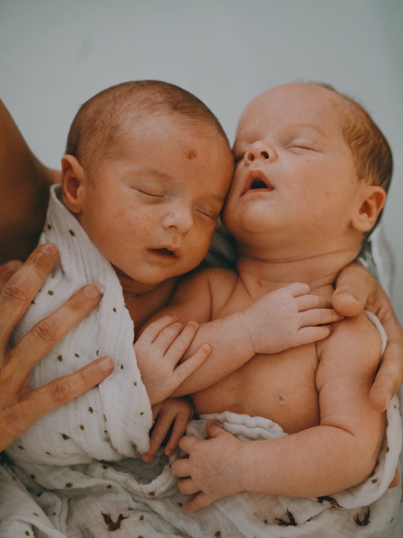 Un bébé rampe sur le sol devant un panneau indiquant « un ».