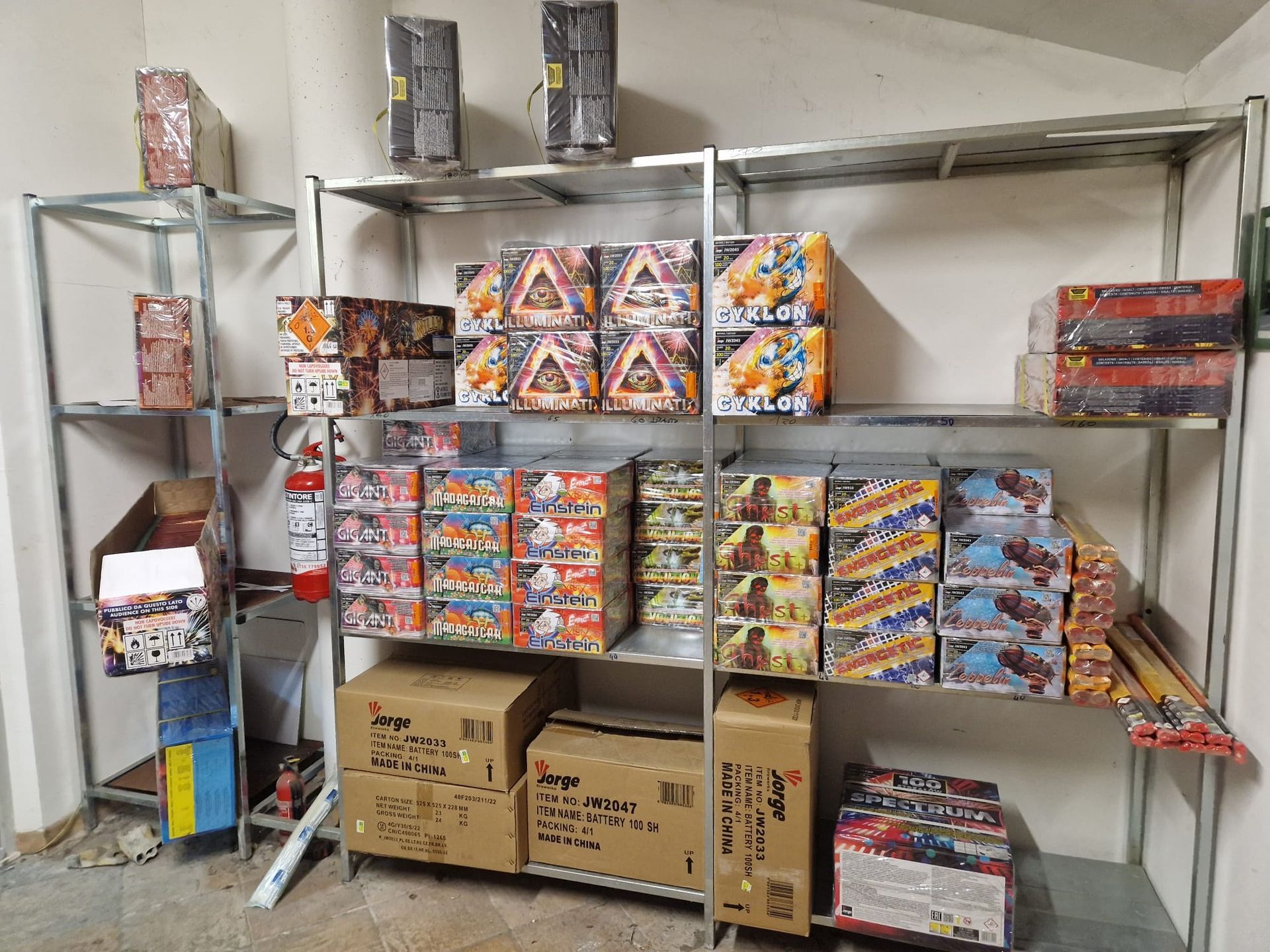 In un magazzino, gli scaffali sono pieni di prodotti confezionati colorati e scatole di cartone.