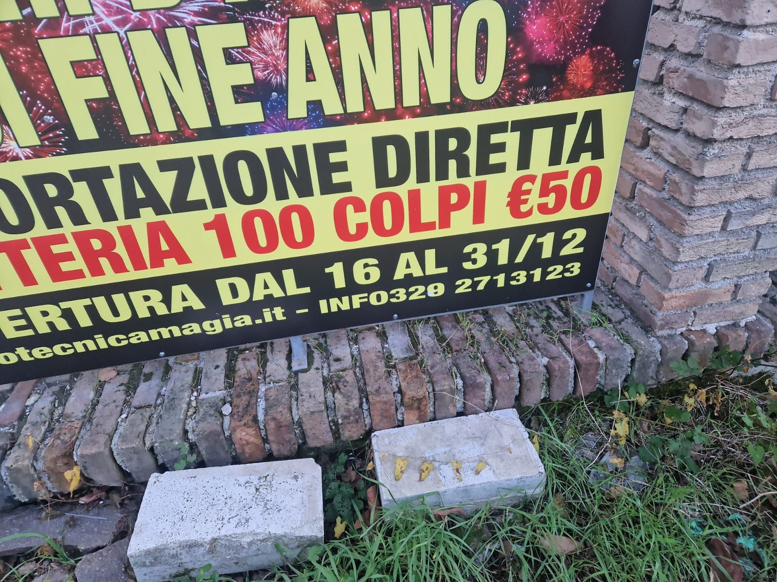 Cartello pubblicitario stradale italiano per la macellazione diretta, con testo giallo e rosso su sfondo nero.