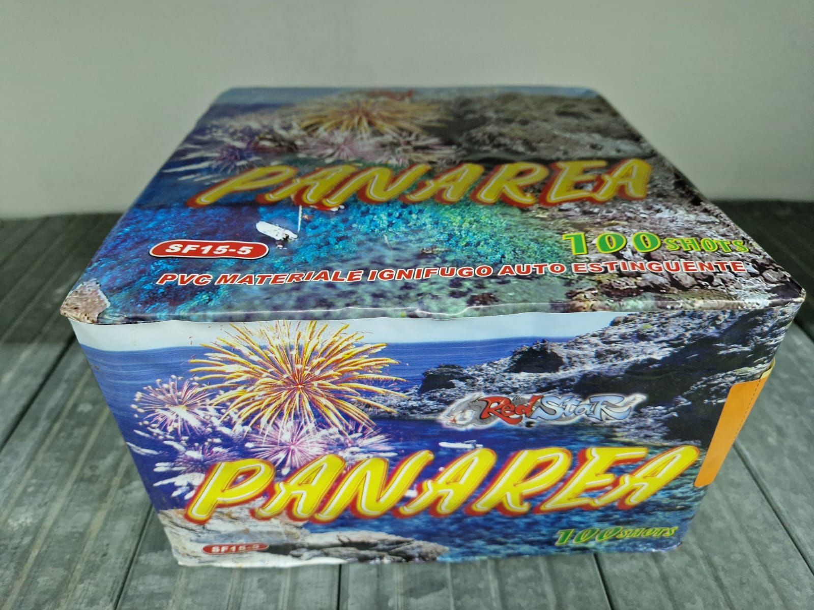 Scatola di fuochi d'artificio Panarea con grafica colorata su sfondo blu.