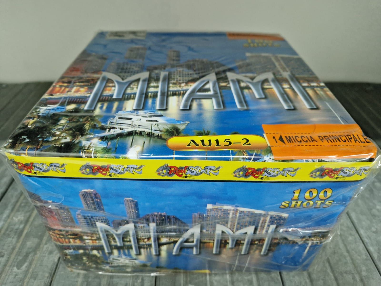 Scatola souvenir di Miami Beach con disegno di paesaggio urbano blu ed etichette gialle su un tavolo