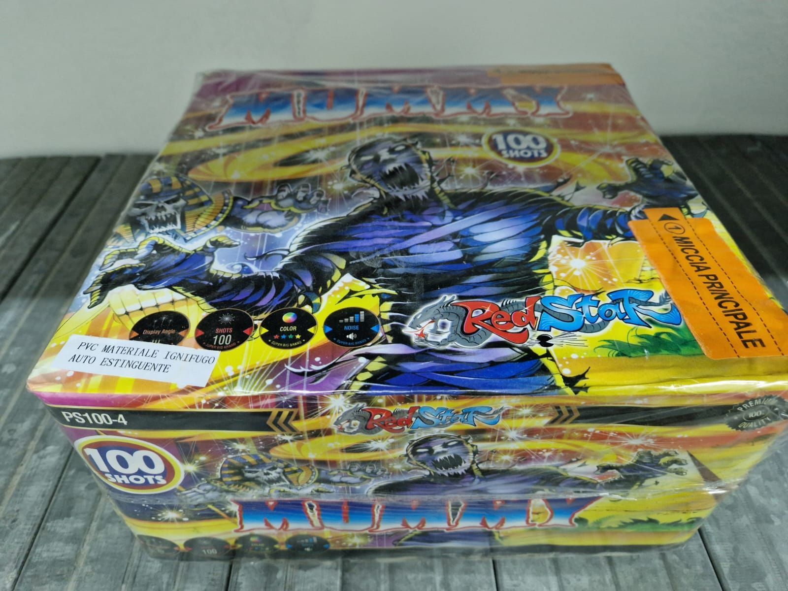 Scatola colorata per carte collezionabili di Dragon Ball Z su un tavolo, con illustrazioni anime ed etichetta gialla