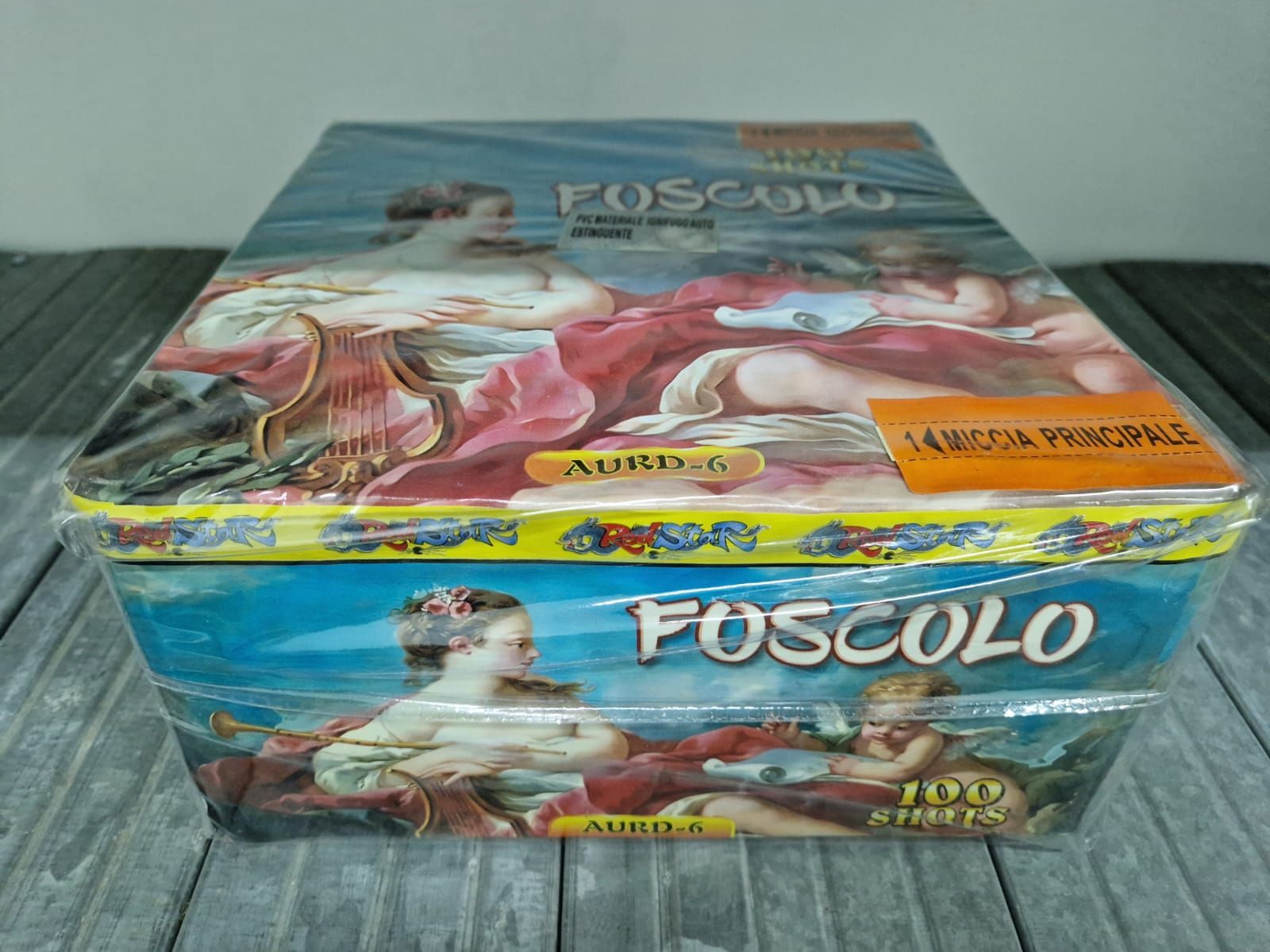 Scatola di abbigliamento marca Foscolo con stampe colorate su una superficie in legno.