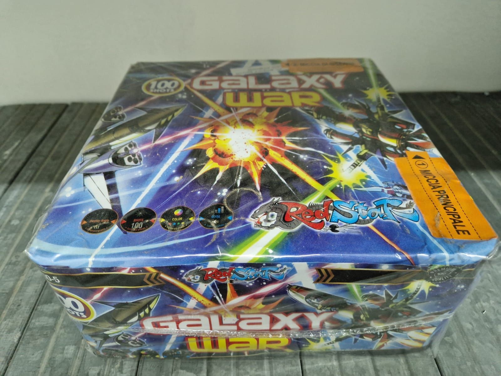 Scatola di fuochi d'artificio Galaxy War su un tavolo, con esplosioni colorate e confezione blu.