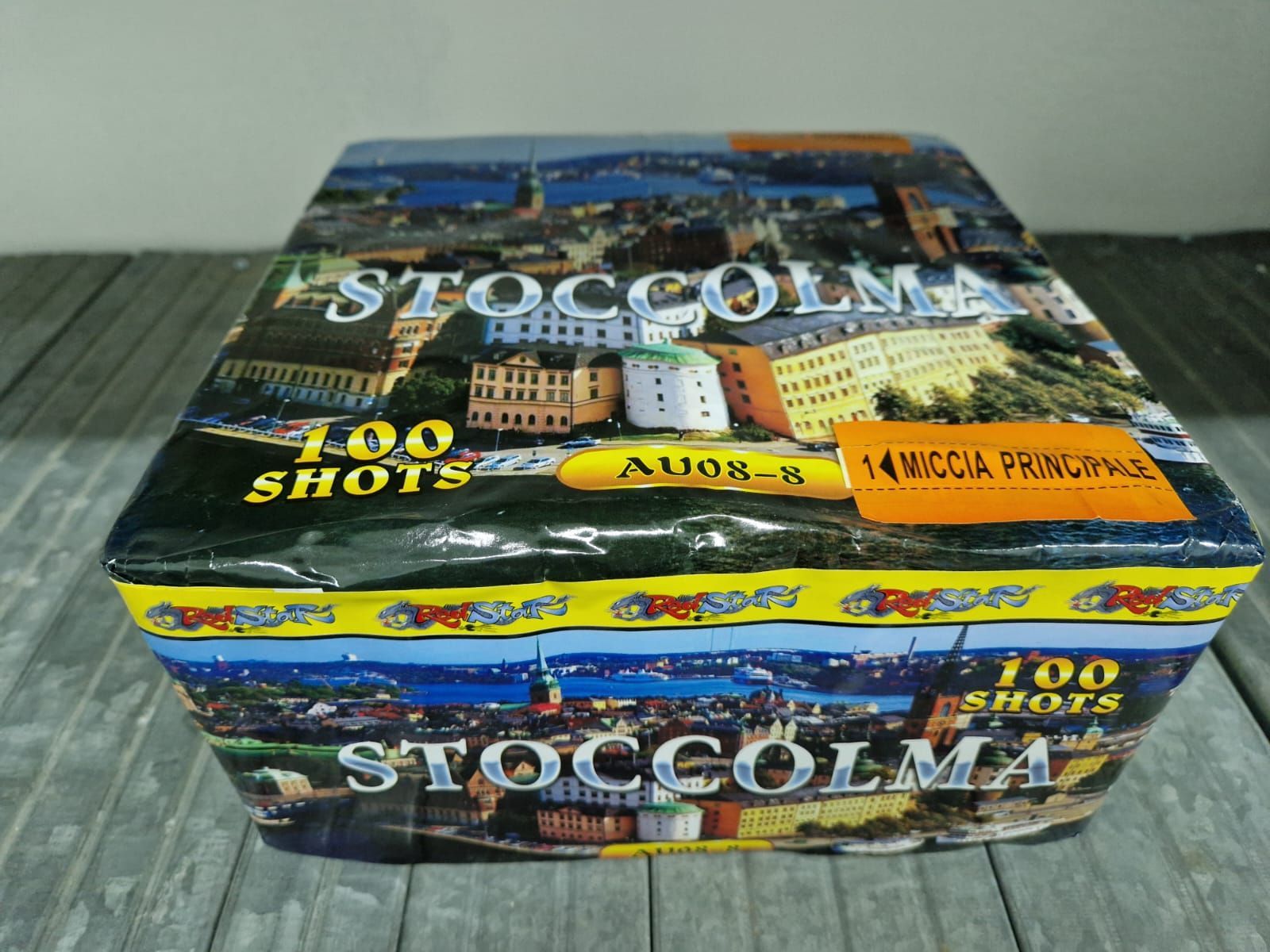 Scatola di fuochi d'artificio di Stoccolma con confezione a tema paesaggio urbano colorato su sfondo grigio.