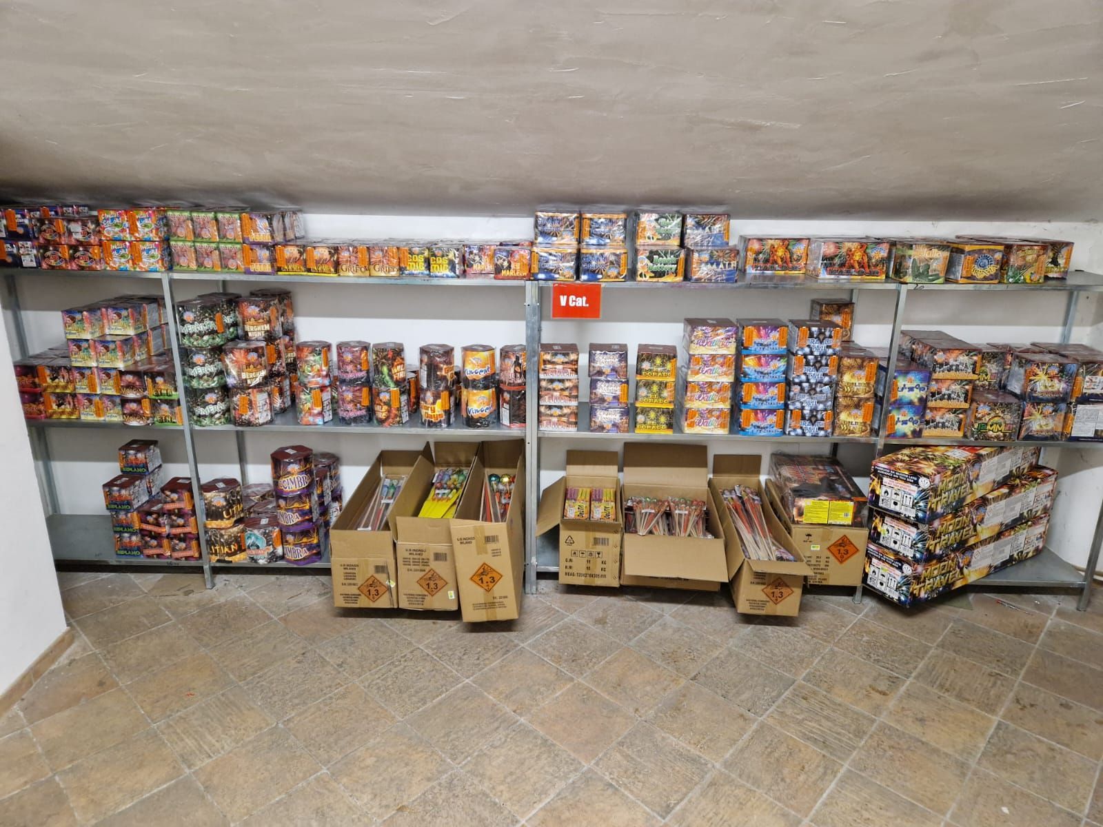 Scaffali pieni di scatole e confezioni di snack assortiti in un piccolo corridoio di un negozio.