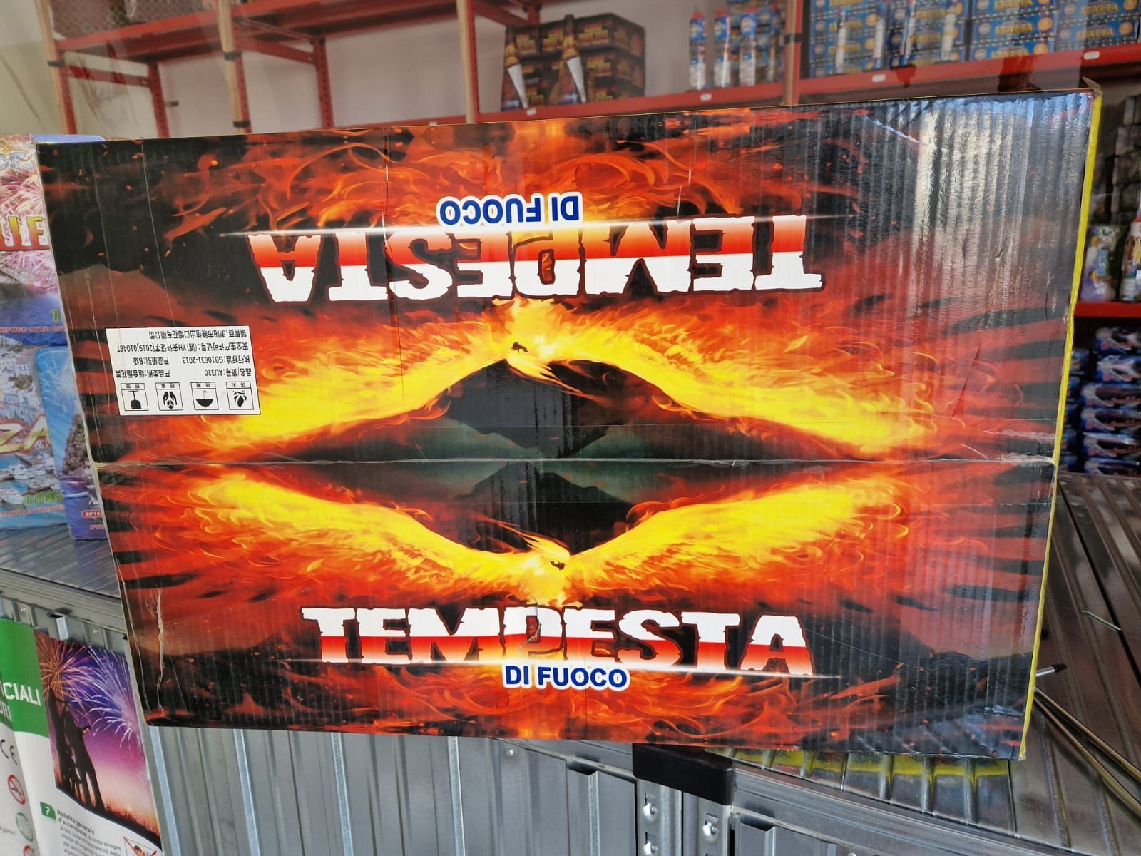 Scatola del gioco da tavolo Templesta di Fuoco con grafica rosso-arancione fiammeggiante e grande testo del titolo specchiato