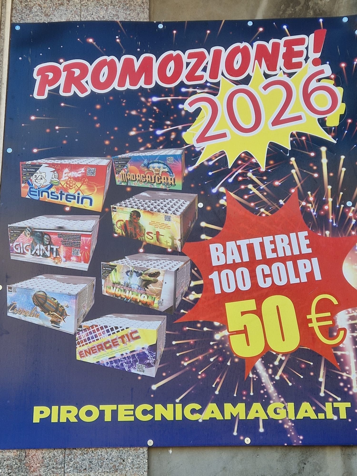 Manifesto promozionale 2026 con fuochi d'artificio, pacchi batteria, sfondo montano e cartellino del prezzo 50€.