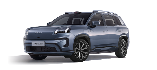 SUV azul-acinzentado sobre fundo branco, visto de frente em perspectiva de três quartos.
