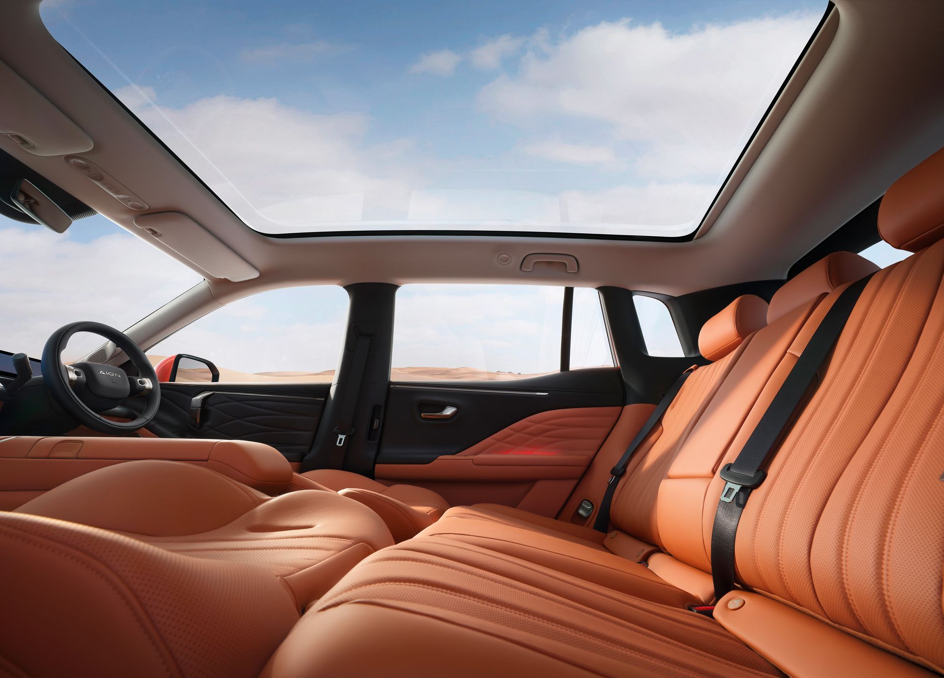 Interior de carro de luxo com bancos de couro bege e teto solar panorâmico, visto do banco traseiro.