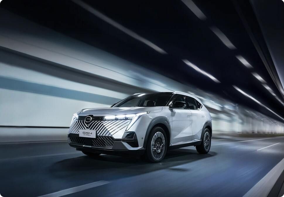SUV branco em alta velocidade atravessando um túnel com efeito de desfoque de movimento.