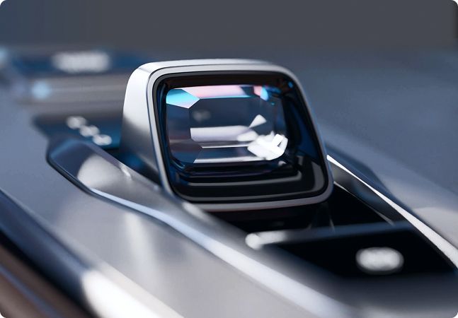 Close-up de um seletor de marchas de carro prateado brilhante com visor iluminado em azul e console preto.