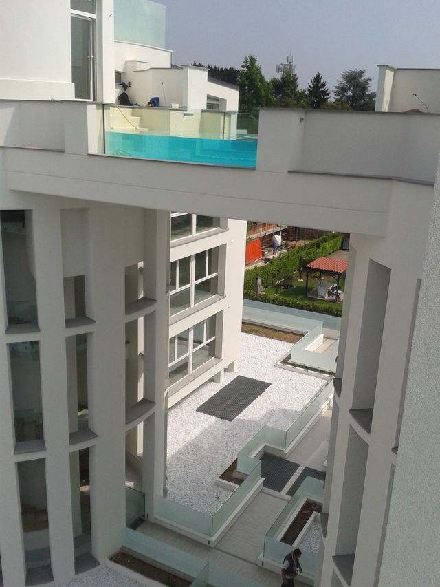 piscina esterna con balaustra in cristallo