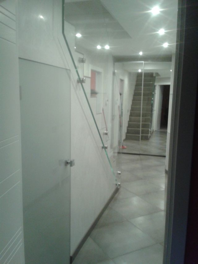 parapetto in vetro su scala interna