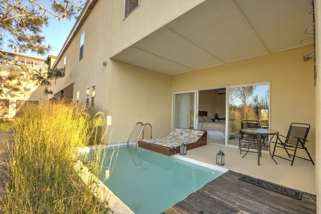 Una casa grande con una gran piscina en el patio trasero.
