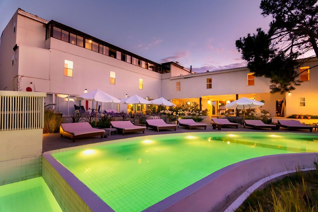 Vista de piscina de noche 1