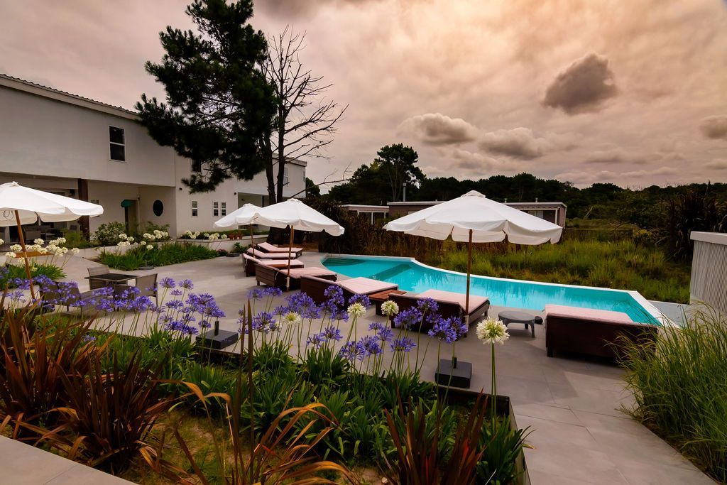 Vista de la piscina al atardecer