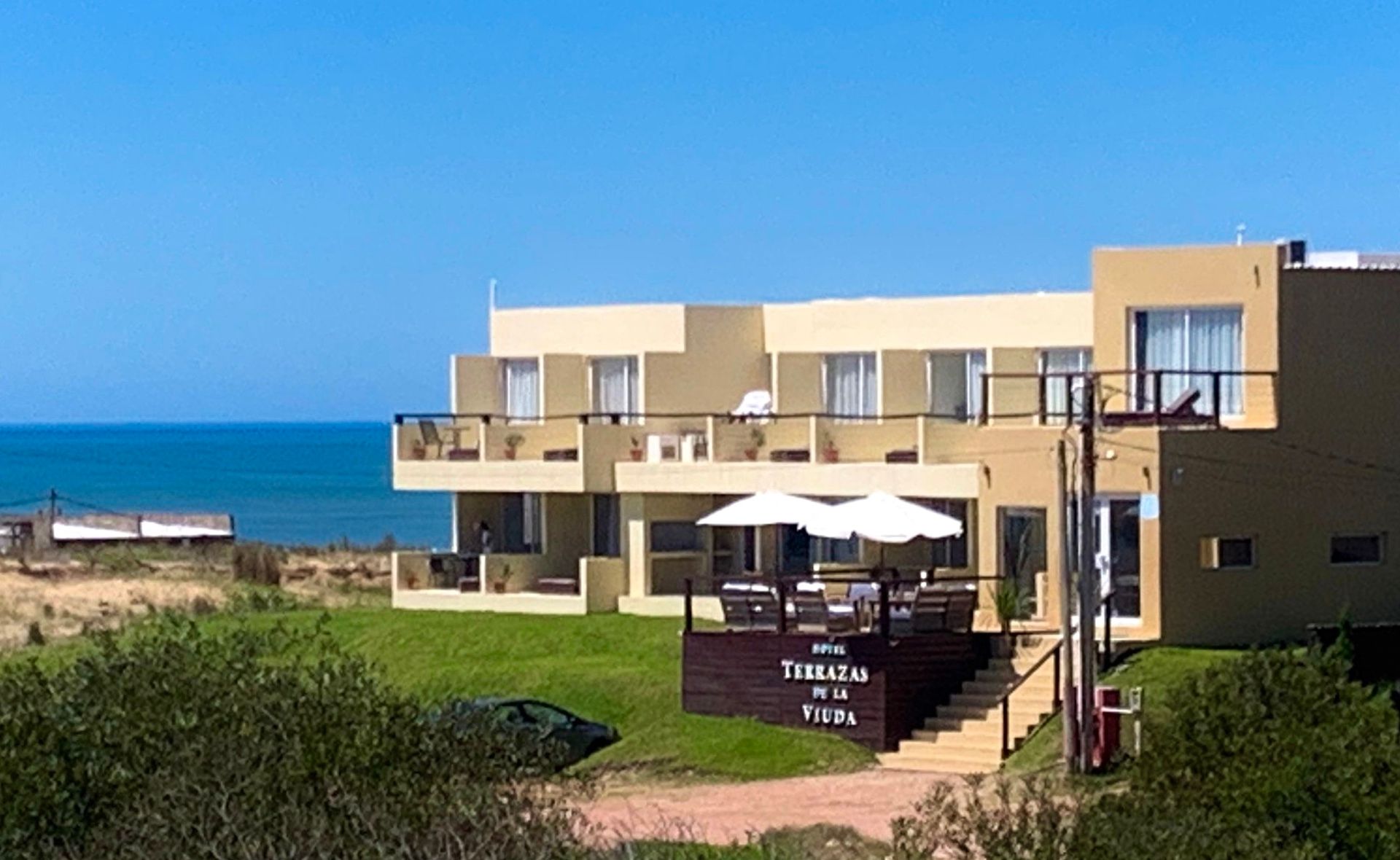 Una casa grande con balcón con vista al mar.