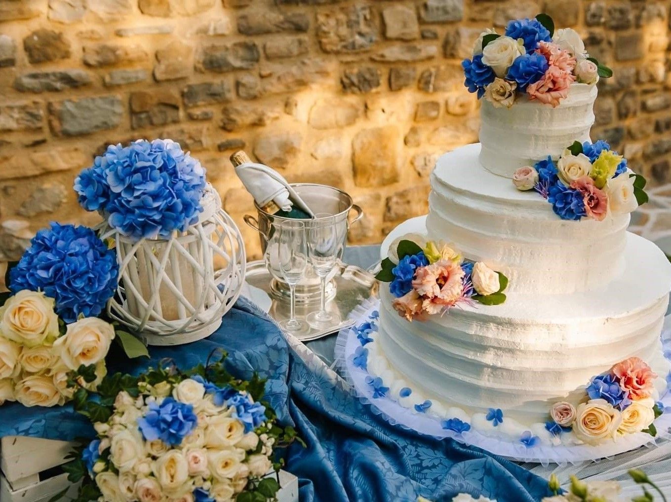 taglio della torta nuziale wedding planner Assisi in Umbria