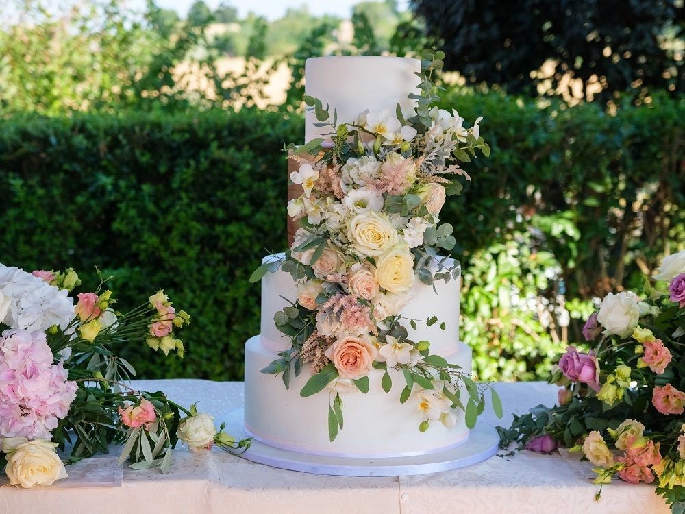 taglio della torta nuziale wedding planner Assisi in Umbria