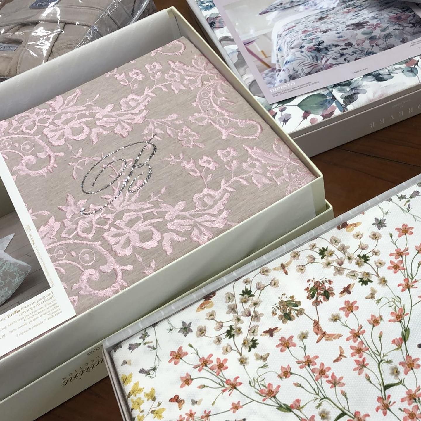 Una scatola con un motivo floreale rosa e bianco