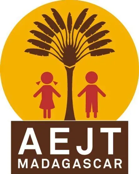 Das Logo von Aejt Madagascar zeigt einen Baum und zwei Kinder