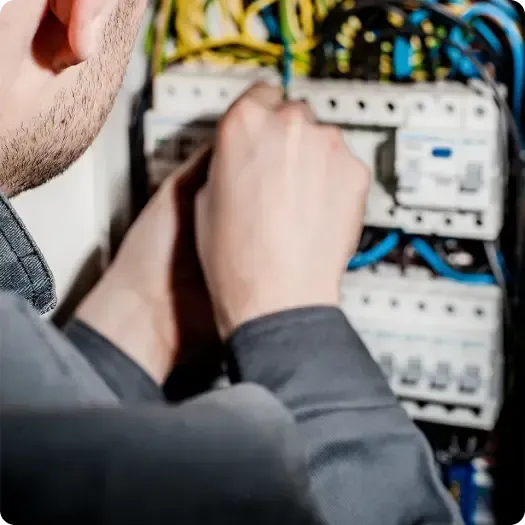 Elektriker arbeitet an einem Schaltschrank bei Notfall