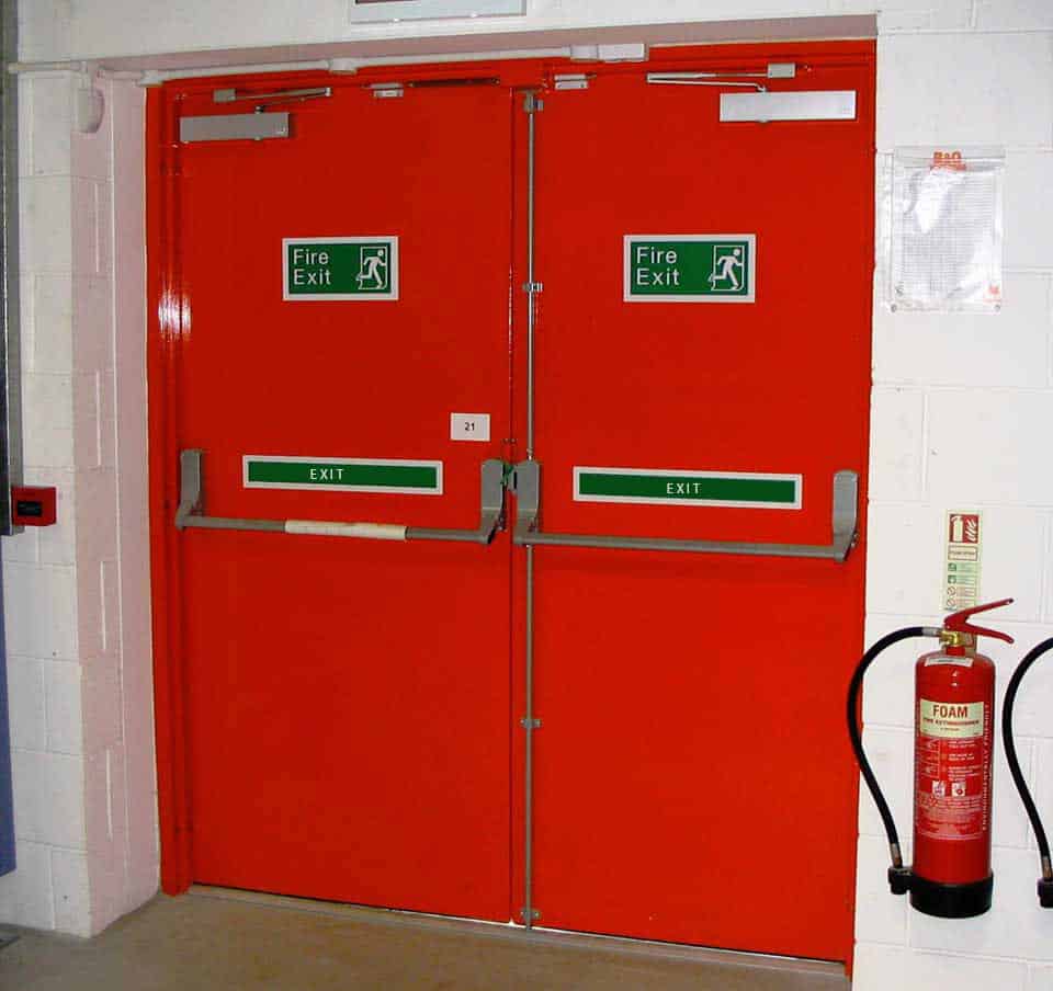 Porta tagliafuoco doppia rossa per aziende con estintore